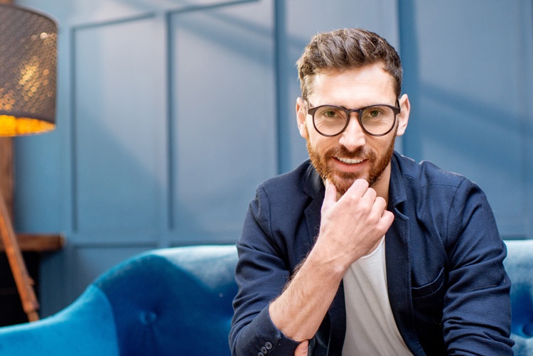 Junger Mann auf einer Couch sitzend